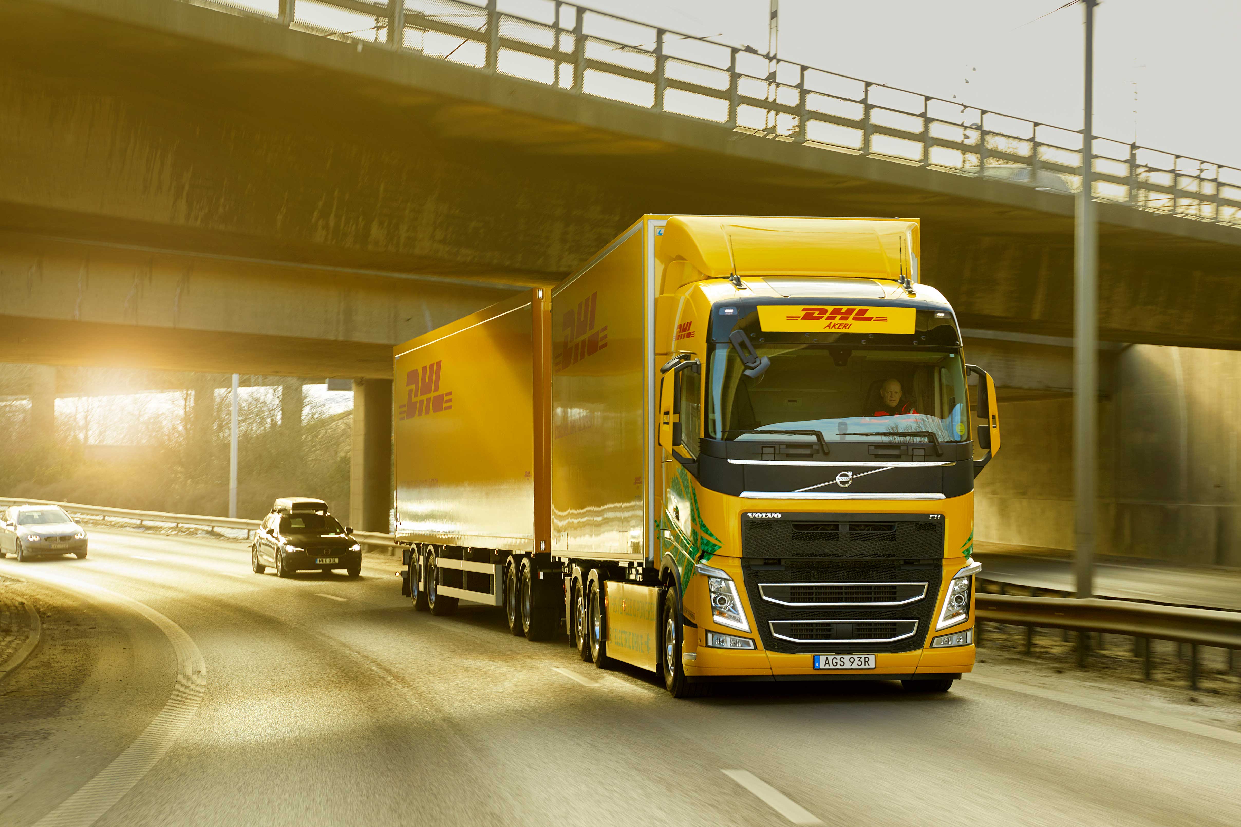Spoločnosti DHL Freight a Volvo Trucks spojili sily, aby urýchlili prechod na cestnú diaľkovú dopravu bez fosílnych palív