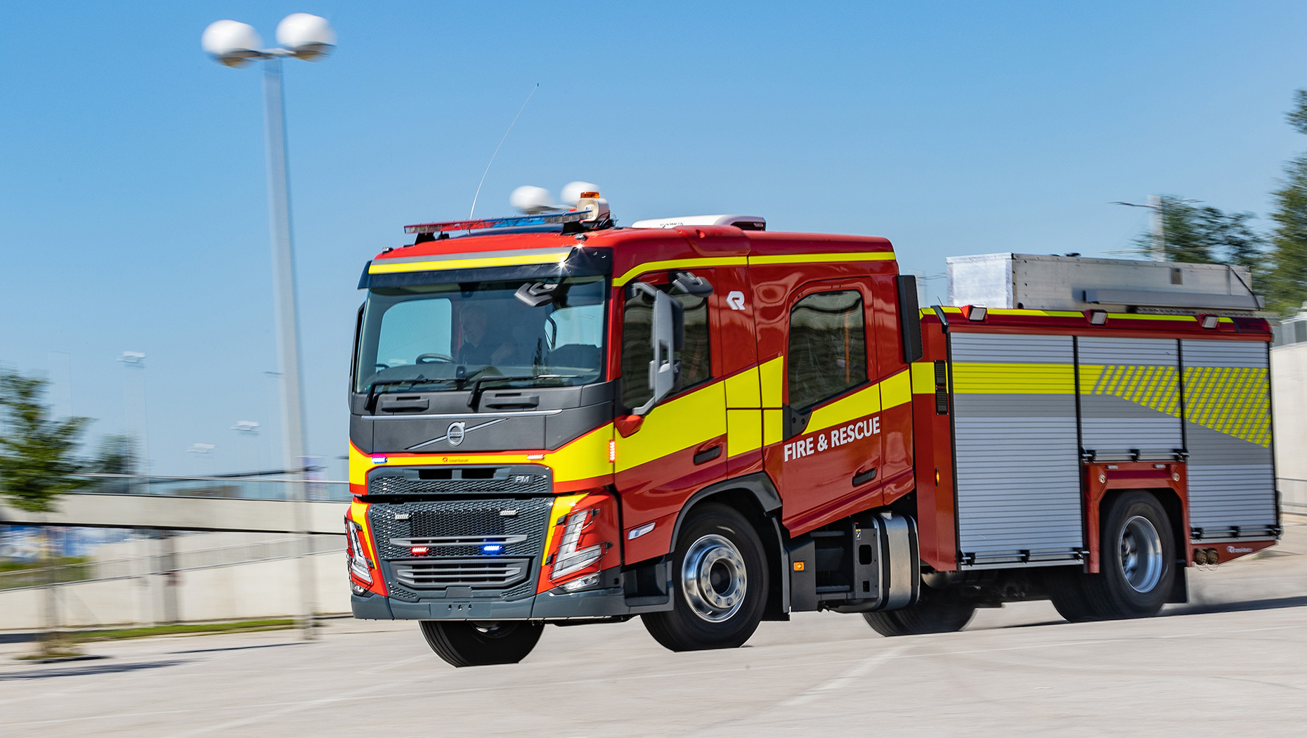 Nová kabína pre osádku spoločnosti Volvo Trucks je navrhnutá pre globálny trh v spolupráci s nadstavbárskymi spoločnosťami, ako je napr. Rosenbauer, jeden z popredných svetových výrobcov nadstavieb pre pohotovostné vozidlá. Jedná sa o prototyp modelu Volvo FM s karosériou Rosenbauer ET pre austrálsky hasičský zbor. Foto: Rosenbauer.