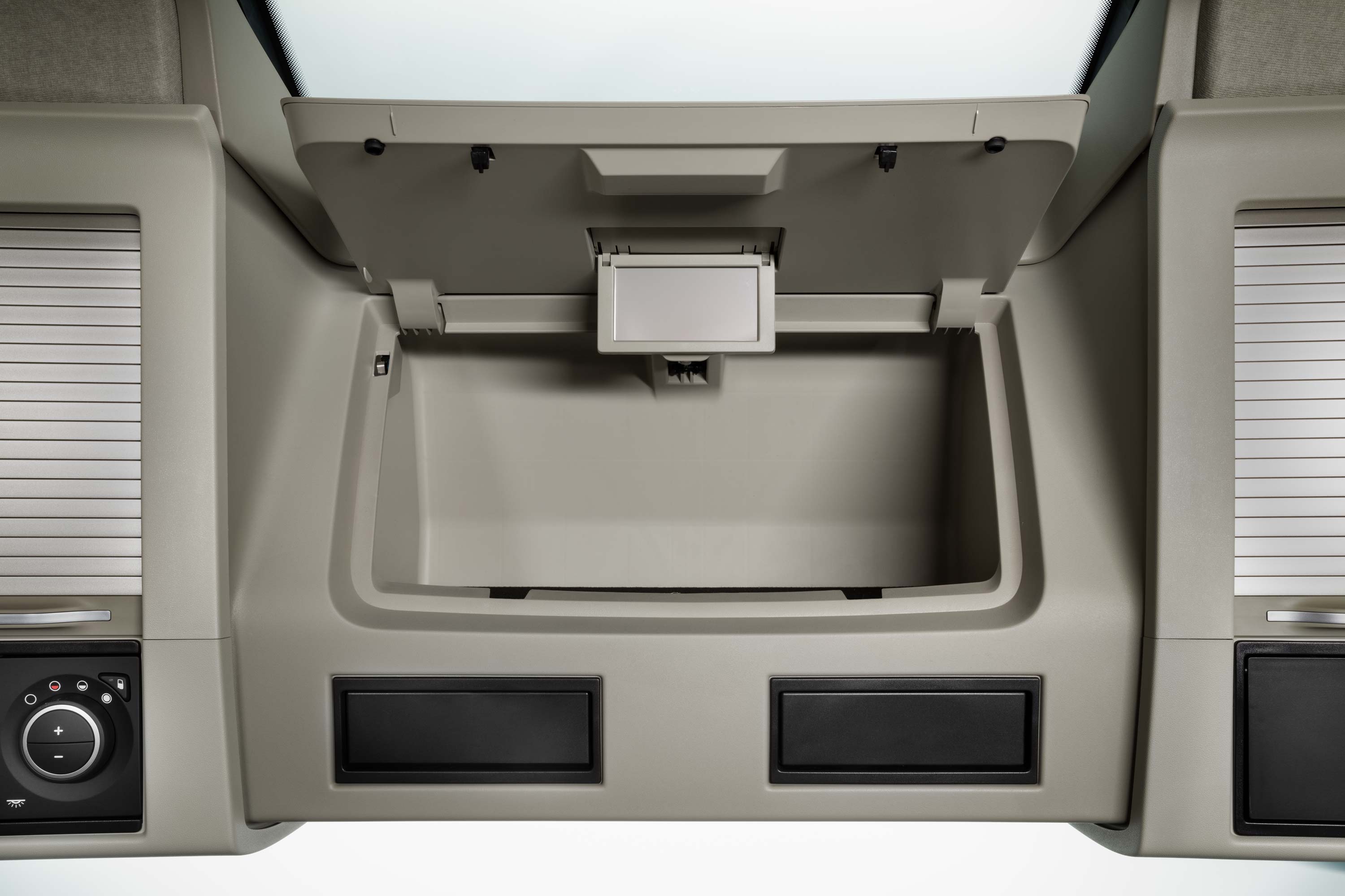 Dostatok praktického úložného priestoru v kabíne vozidla Volvo FH16.