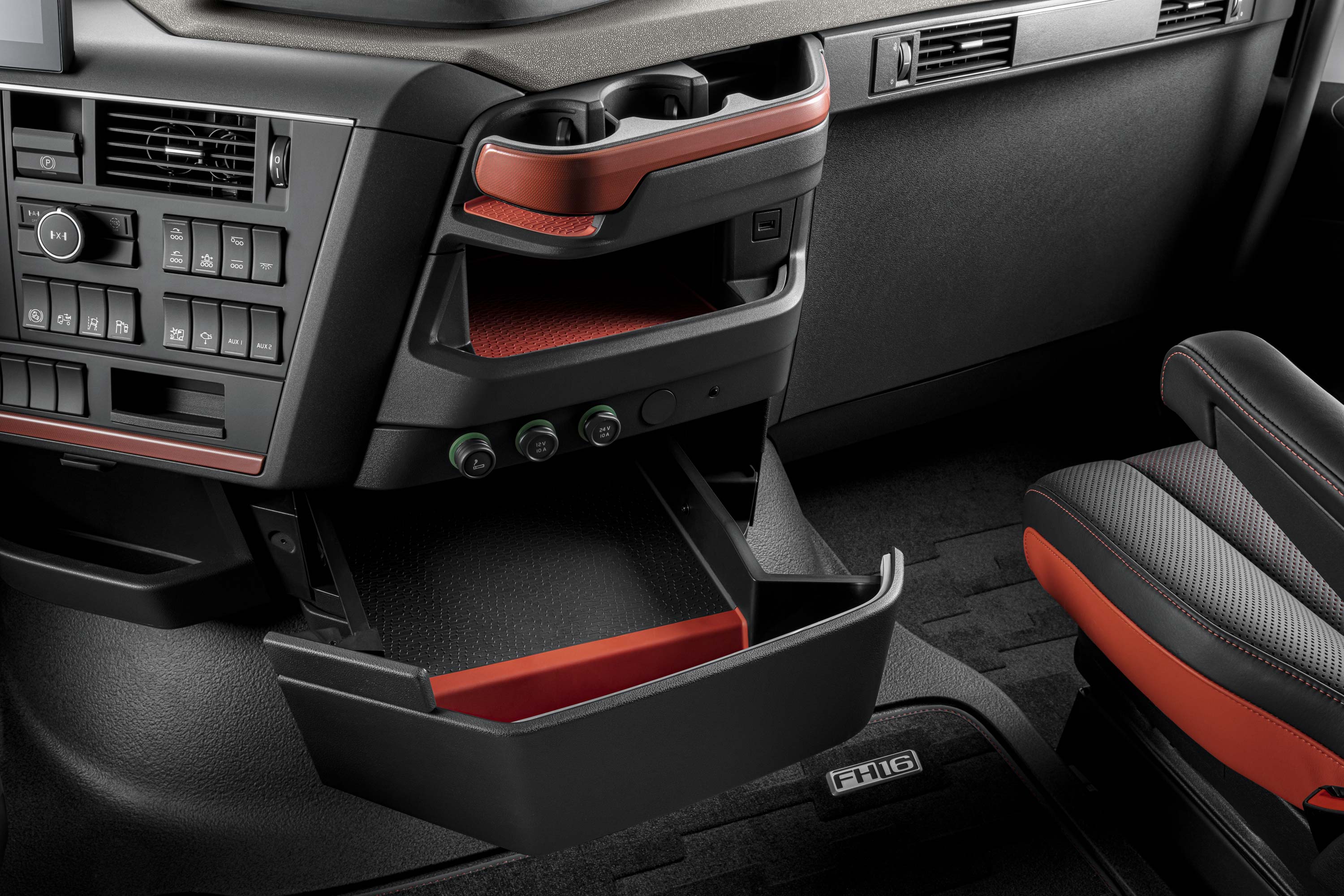Praktické úložné priestory dostupné zo sedadla vodiča vozidla Volvo FH16.