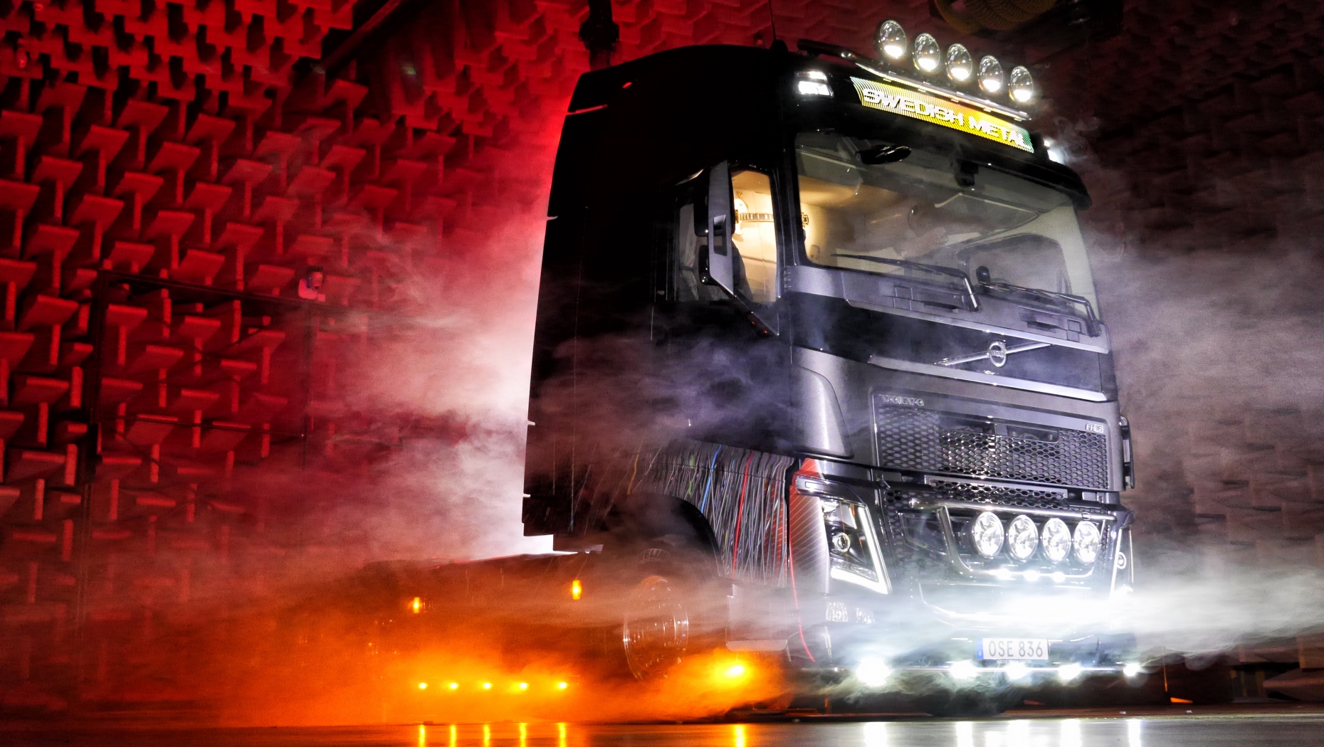 Unikátne nákladné vozidlo Volvo s motívom “Heavy metal” je v aukcii