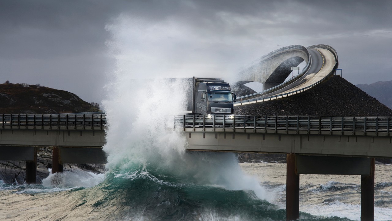 Volvo FH počas jazdy cez most