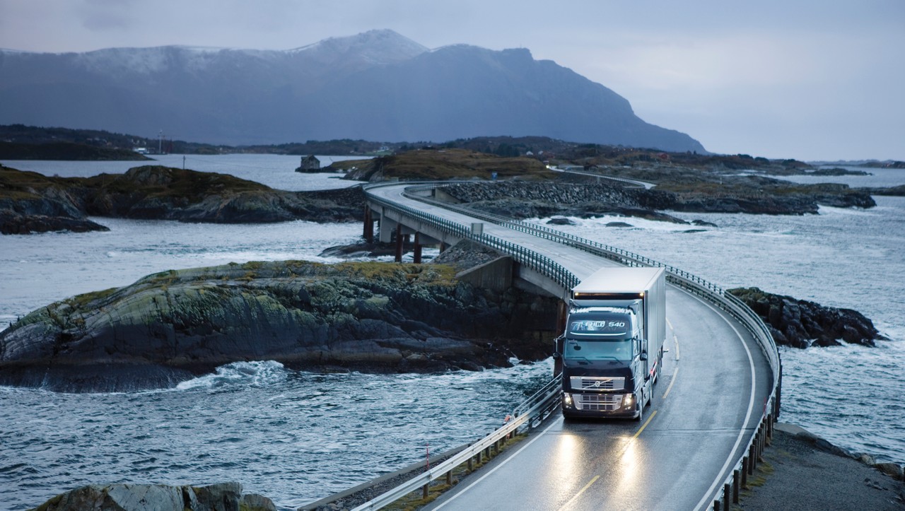 Volvo FH počas jazdy na kľukatom moste