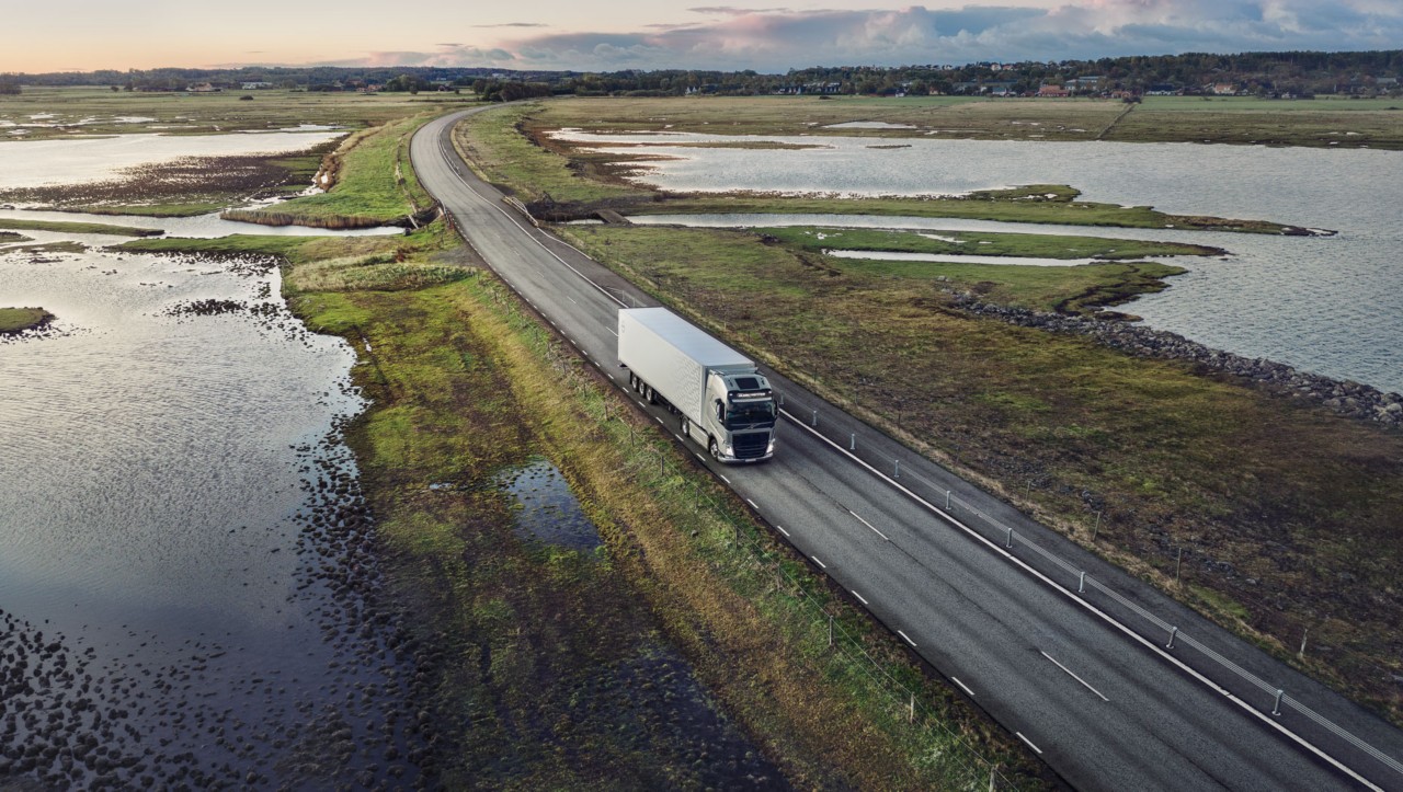 Volvo FH s technológiou I-Save pri jazde cez most ponad jazero
