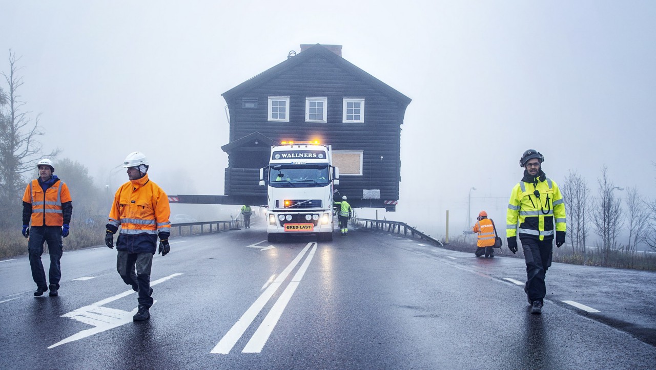 Čelný pohľad na Volvo FH prepravujúce múzeum mesta Kiruna obklopené hmlou