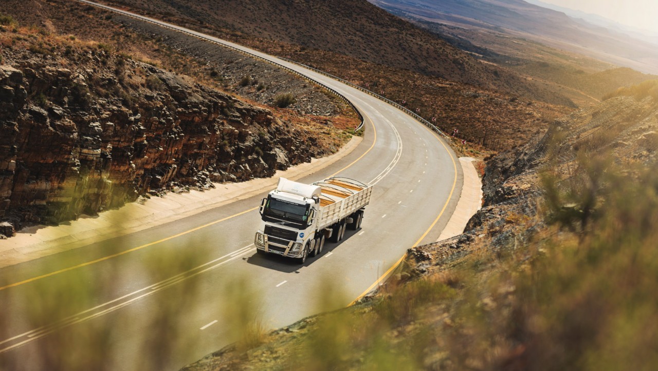 Volvo FH prechádza suchou juhoafrickou krajinou