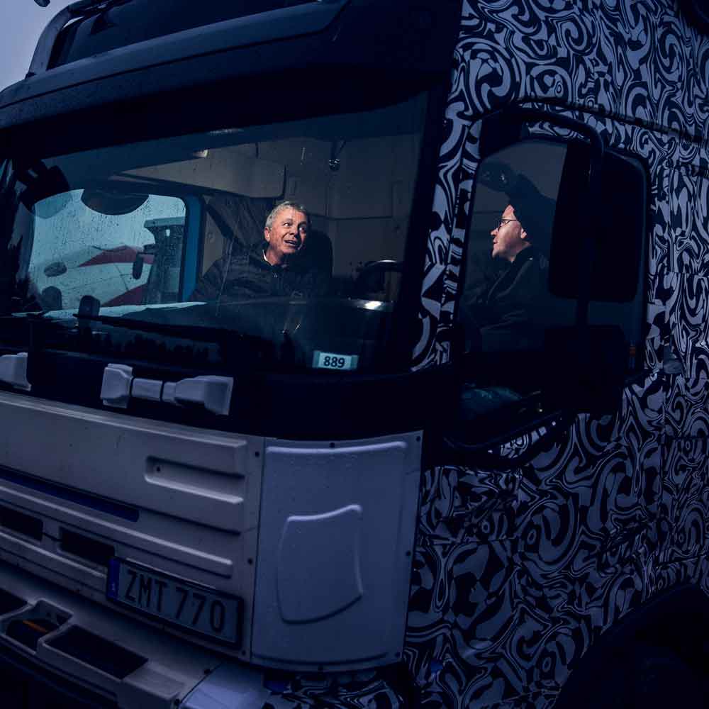 Eric Åström, predajca spoločnosti Volvo Trucks, hovorí s Joakimom Erikssonom