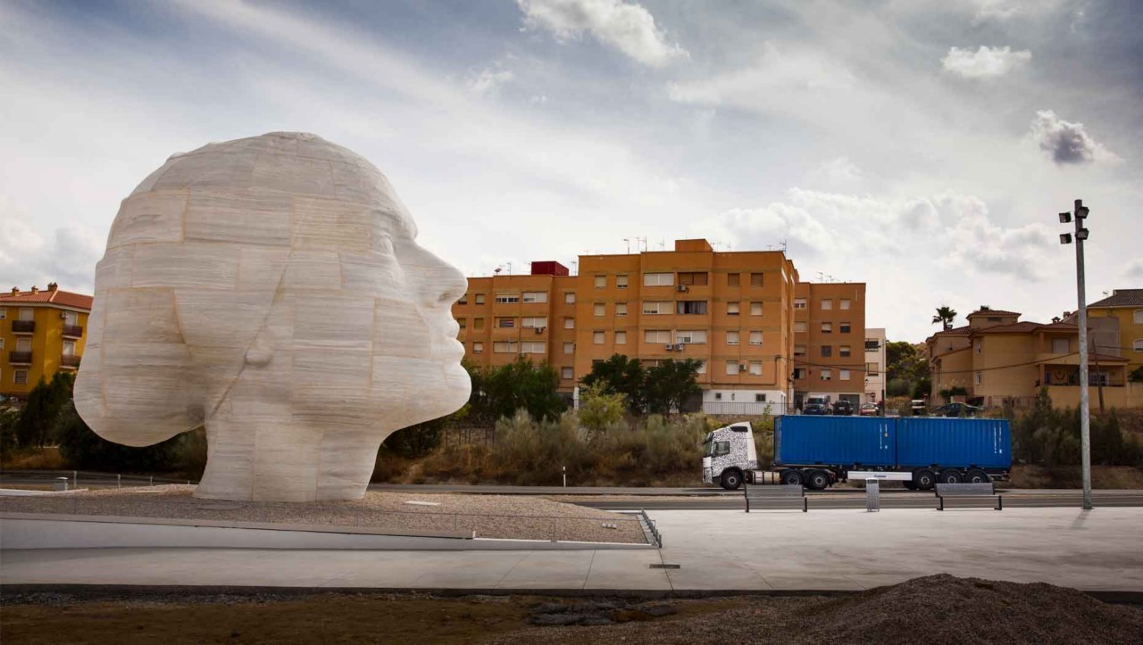 Testovacie nákladné vozidlo míňa mramorovú sochu v Španielsku